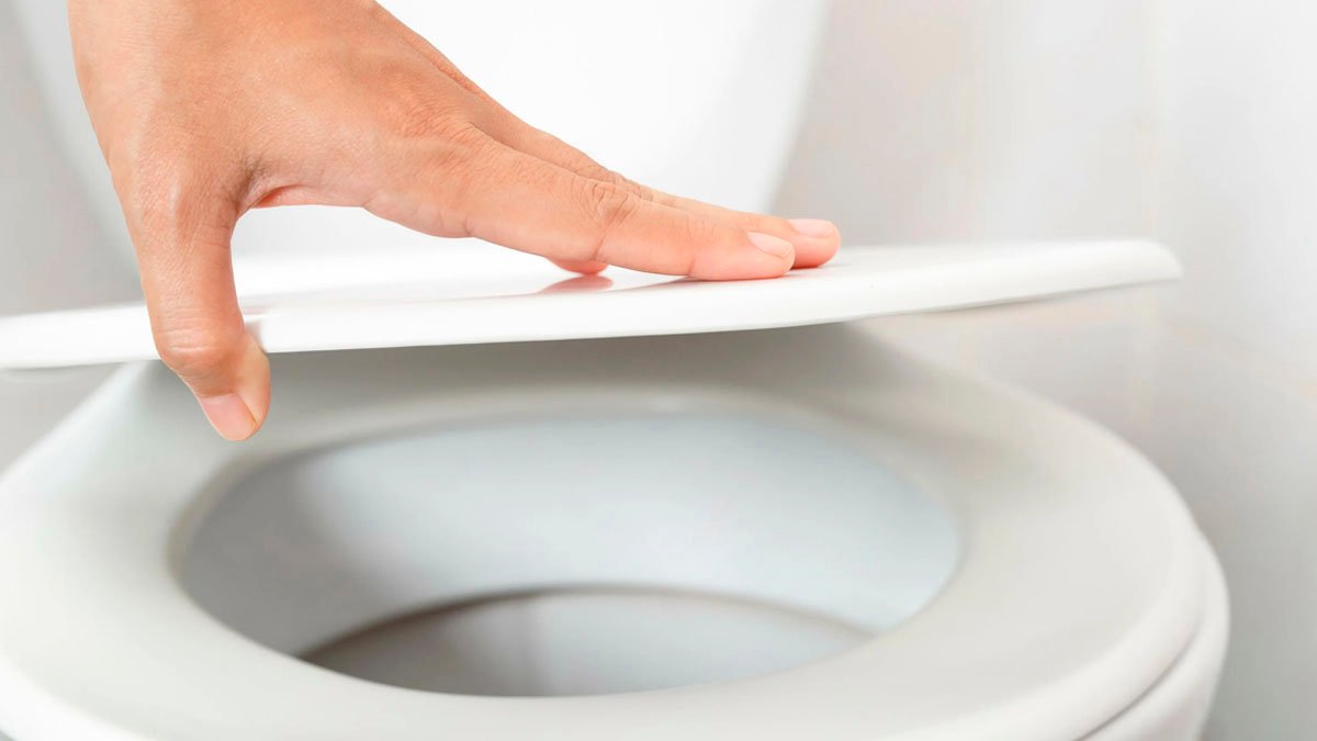 Celý život sklápíme poklop na toaletě kvůli hygieně. Věda má špatnou zprávu: to nestačí