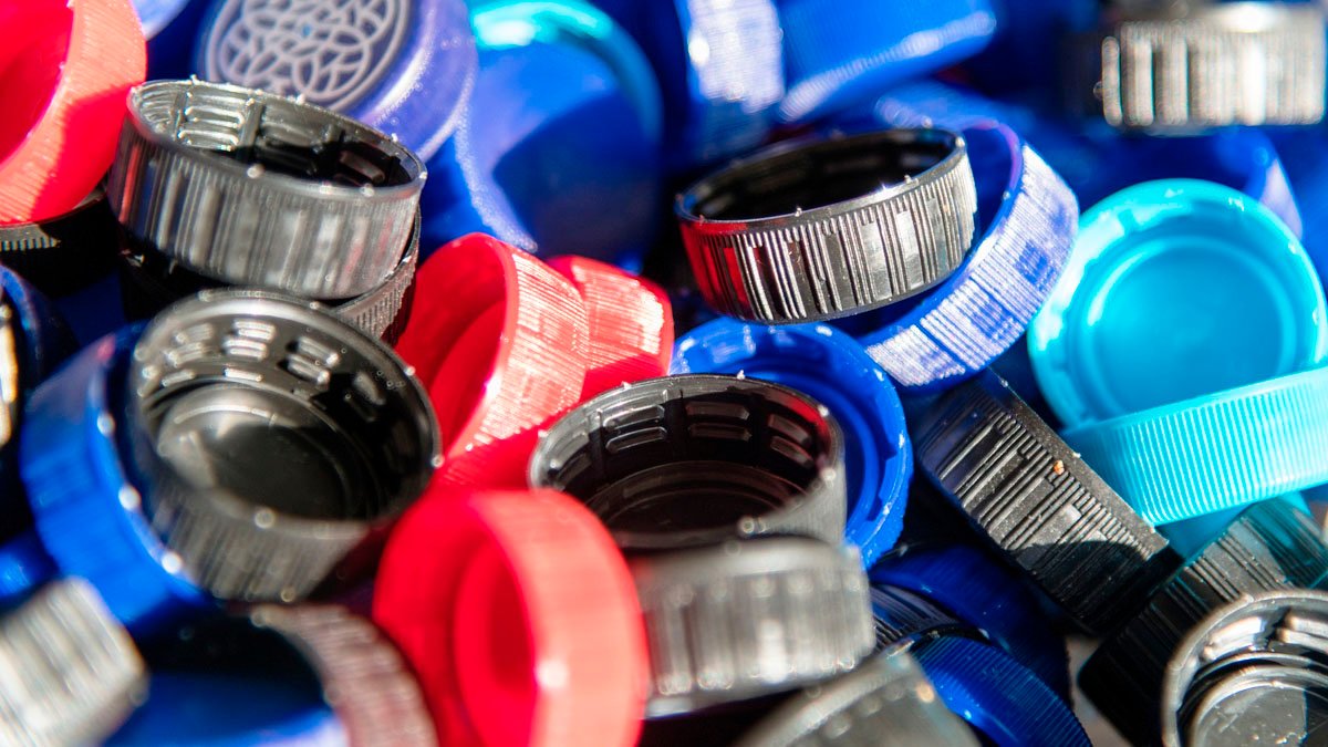 Už nevyhazuji plastová víčka od lahví – takto je používám v kuchyni