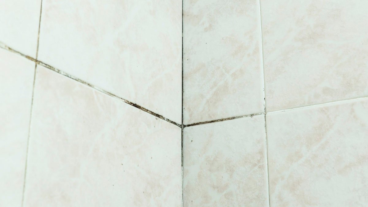 Jak efektivně vyčistit tmavé spáry v koupelně bez použití chlóru