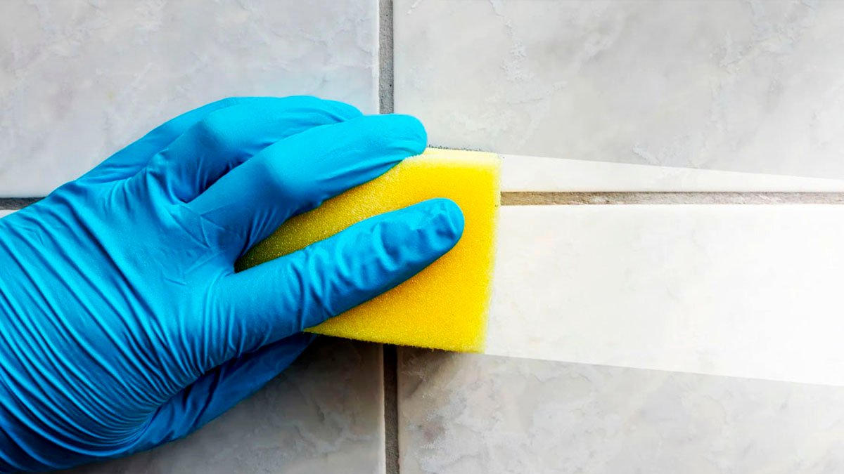 Jak efektivně vyčistit tmavé spáry v koupelně bez použití chlóru