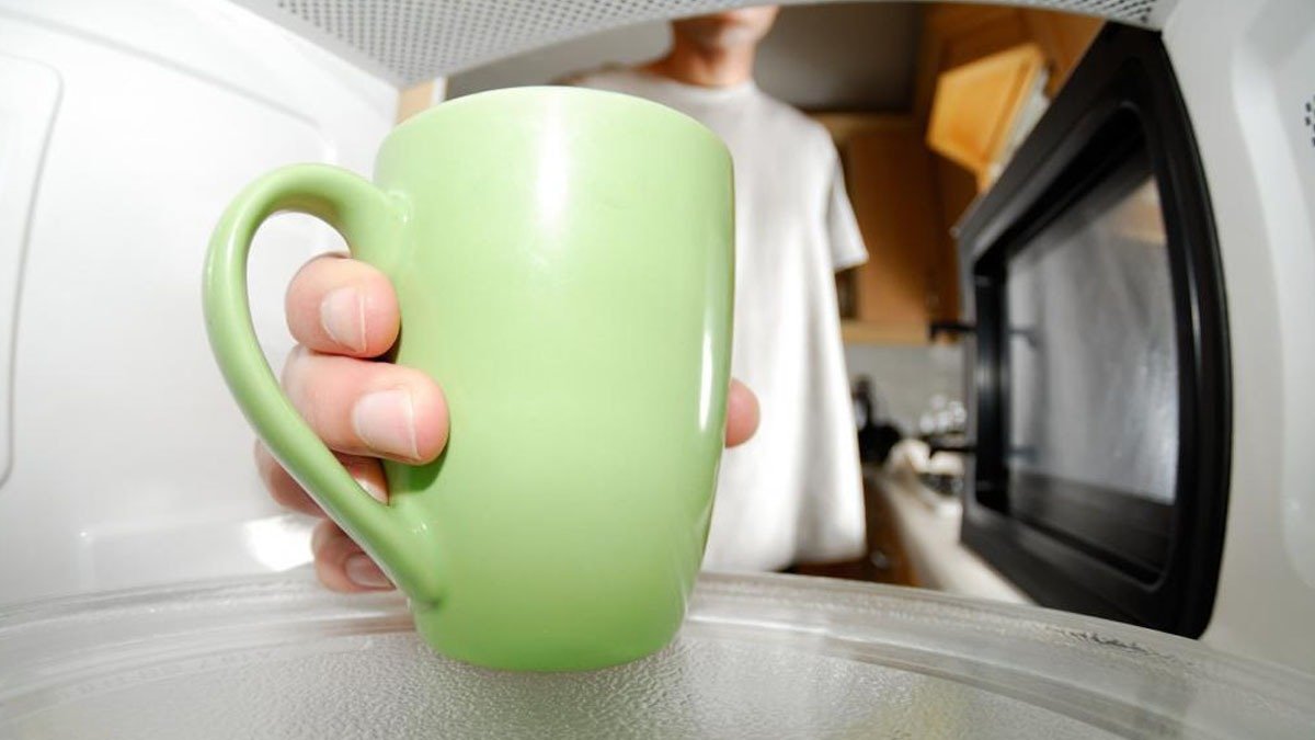 Většina lidí si to ani neuvědomuje, ale ohřívání vody nebo mléka v mikrovlnné troubě je ve skutečnosti velmi nežádoucí