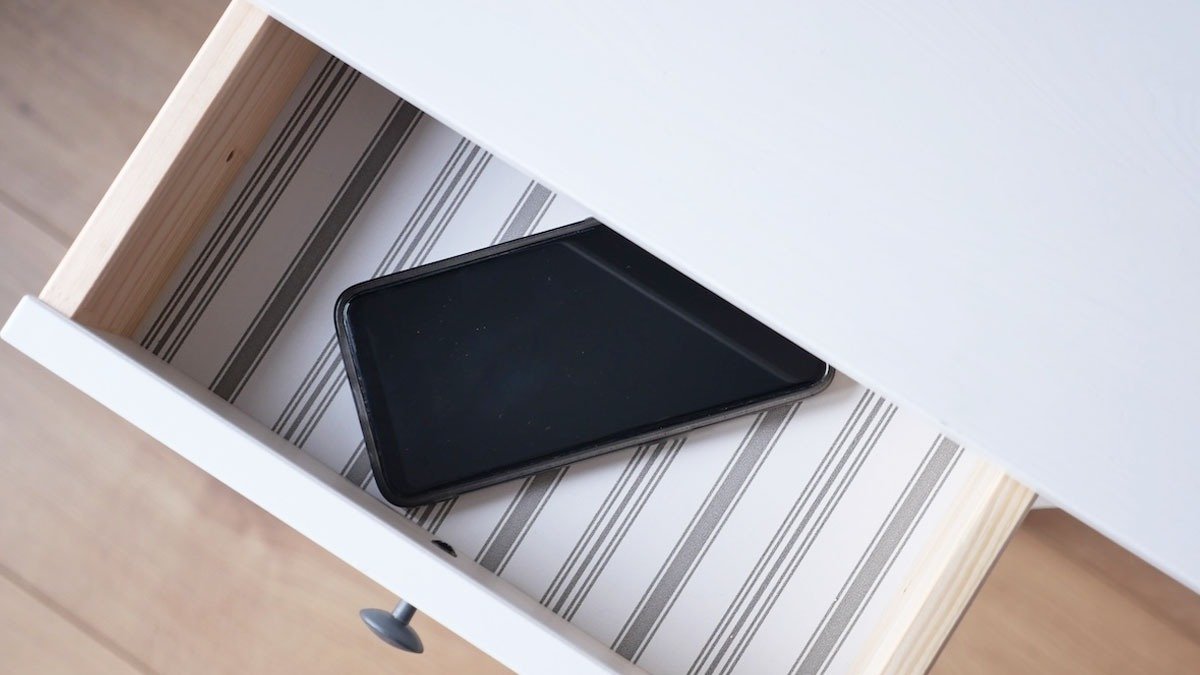 Odborník na elektrochemii specializující se na baterie: „Pokud máte v šuplíku povalované staré mobilní telefony, vybijte jejich baterie, abyste předešli nehodám“