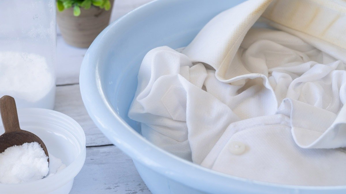 Stačí si „to“ nanést na krk žlutého trička... Nemusíte utrácet peníze za chození do prádelny