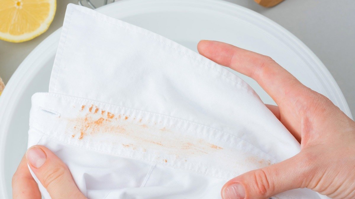 Stačí si „to“ nanést na krk žlutého trička... Nemusíte utrácet peníze za chození do prádelny