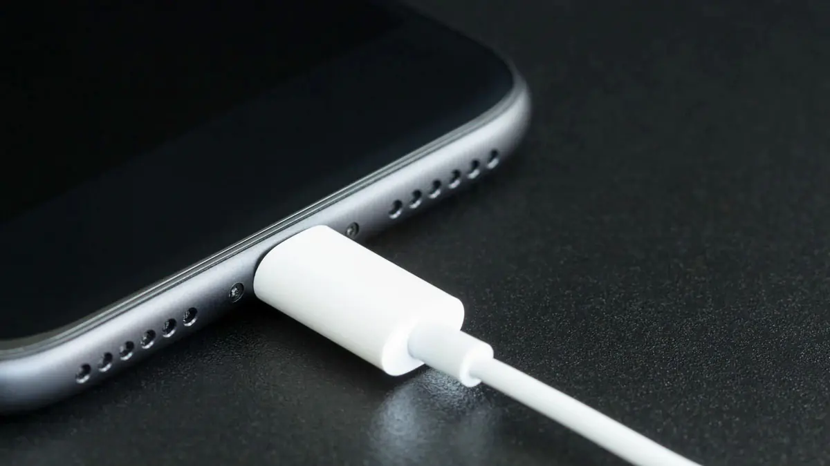 Odborník na elektrochemii specializující se na baterie: „Pokud máte v šuplíku povalované staré mobilní telefony, vybijte jejich baterie, abyste předešli nehodám“