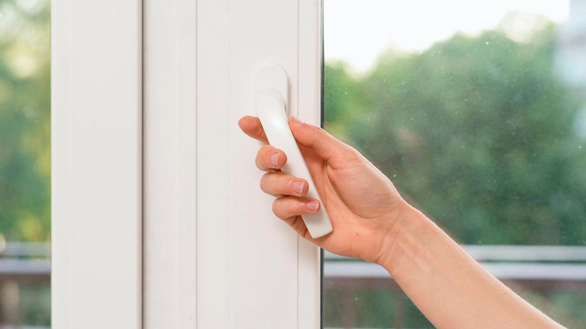 Ne otevírat celý den, ani neotevírat vůbec: takto správně větrat dům