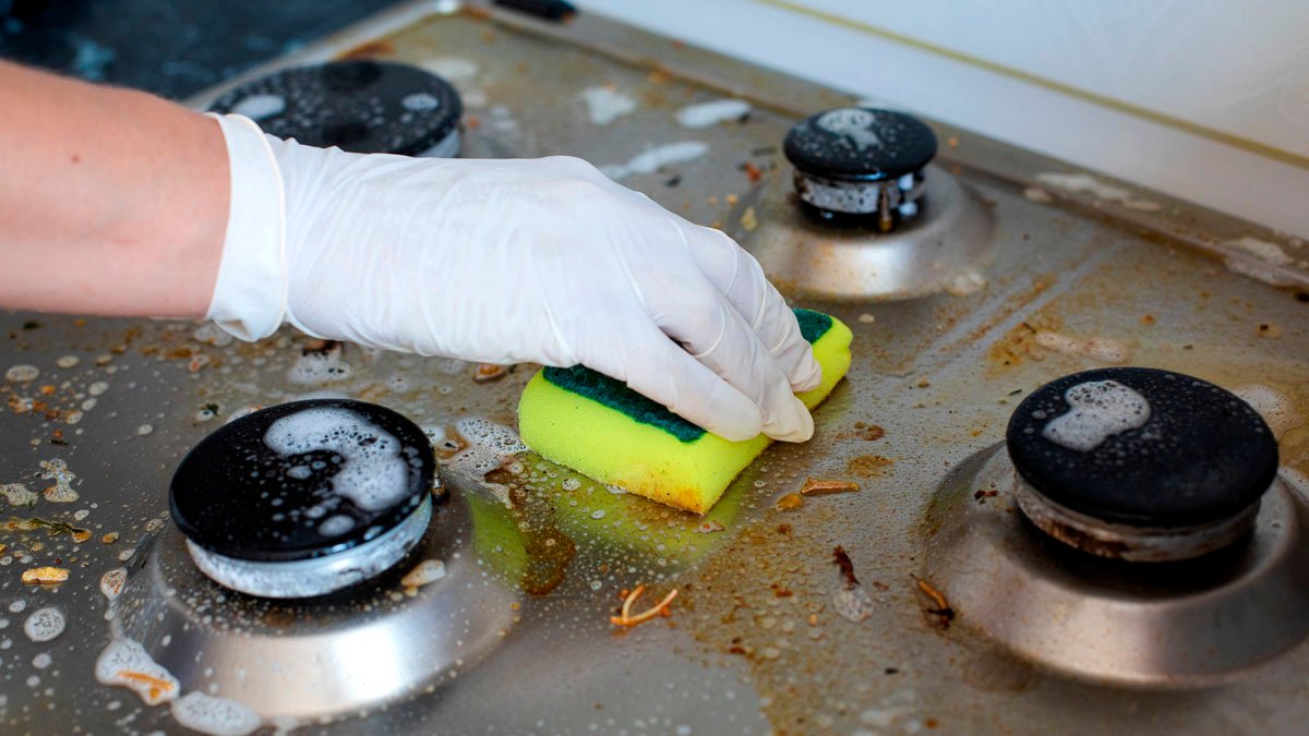 „Dokonalá čistota“ jak vyčistit připálené skvrny z nerezové varné desky pomocí bezpečných produktů