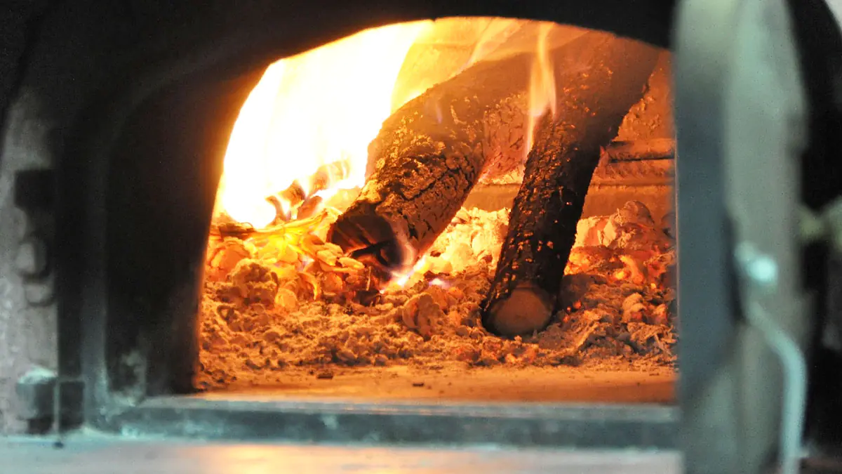 200 gramů v topeniště - a komín je jako nový: saze odpadají samy, bez čištění a specialistů