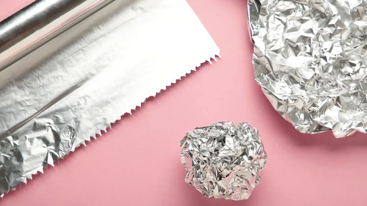 Jak obalit koště hliníkovou fólií, krok za krokem