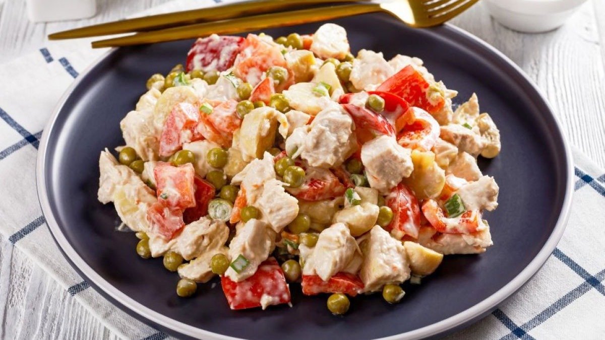 Nezapomenutelný salát s uzeným kuřetem