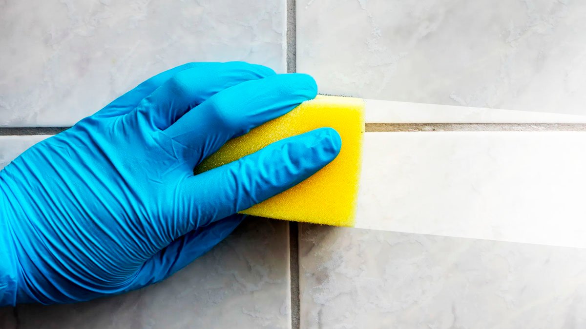 Nalijte na spáry. Černá špína zmizí během několika minut