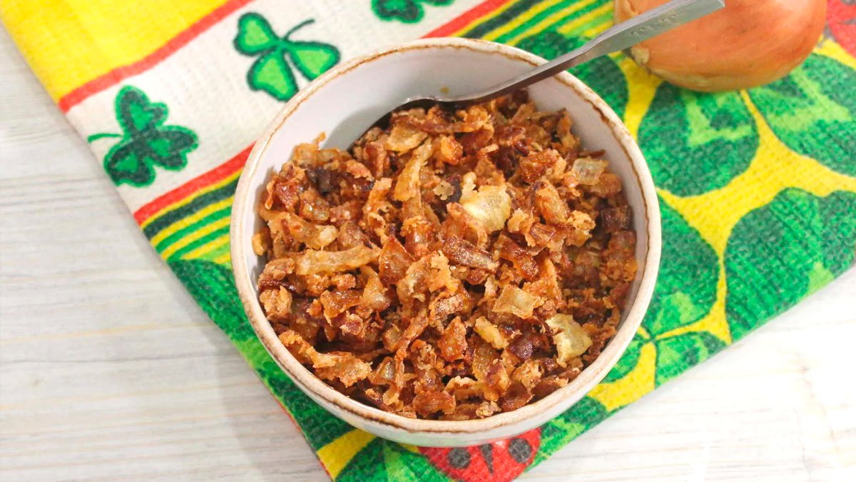 Proč byste měli cibuli před smažením obalovat v mouce: trik ze zapomenutých kuchařek