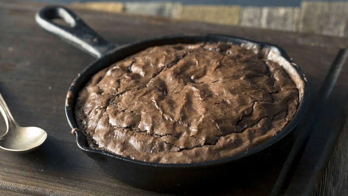 Šokoládový koláč na pánvi — nežný dezert s mléčnou přesítkou a polevou za 20 minut