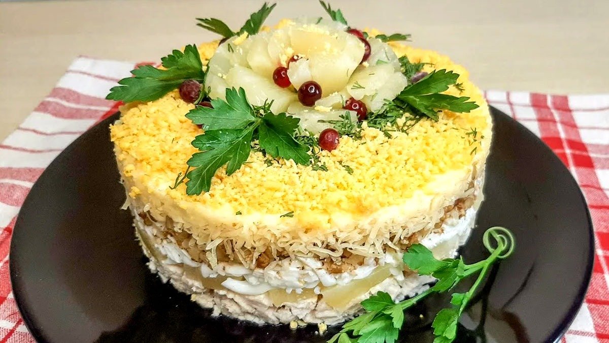 Jedli ho i ti největší milovníci salátu olivier: existuje spousta salátů s ananasem, ale tento je nejlepší