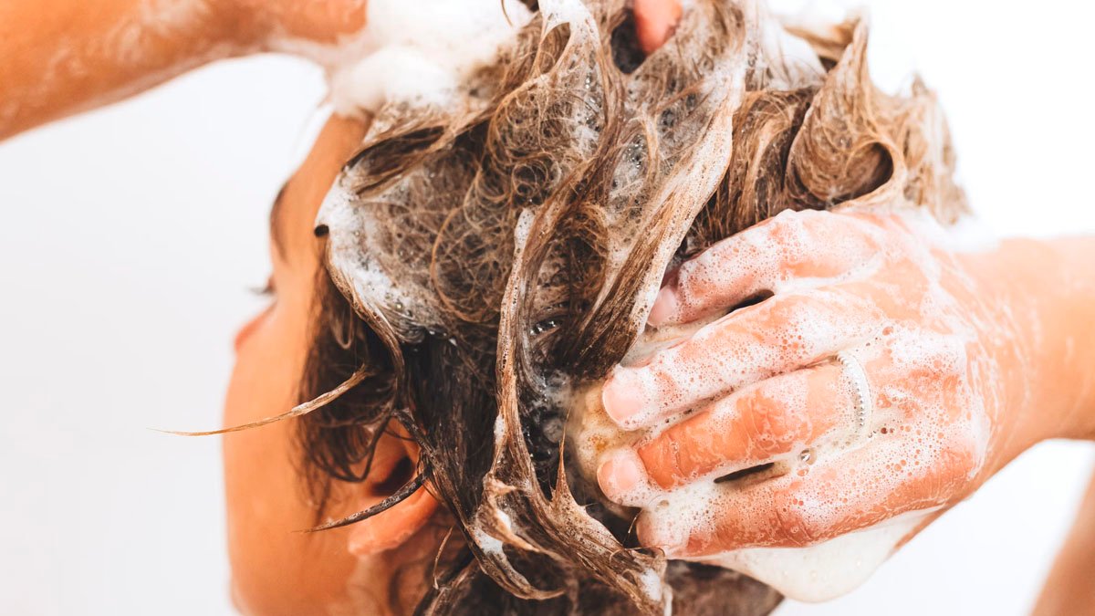 Ráno nebo večer: odborníci porovnali a odpověděli, kdy si správně mýt vlasy