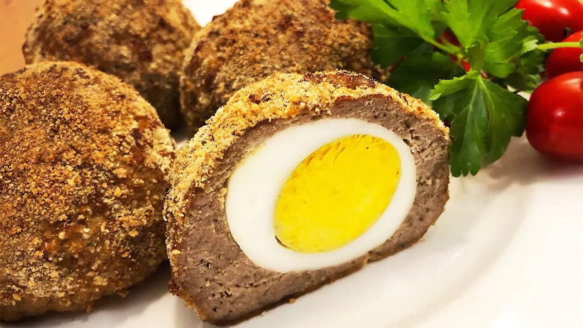 Obaluji vejce do masa a házím je na pánev. Stokrát lepší než masové kuličky z mletého masa