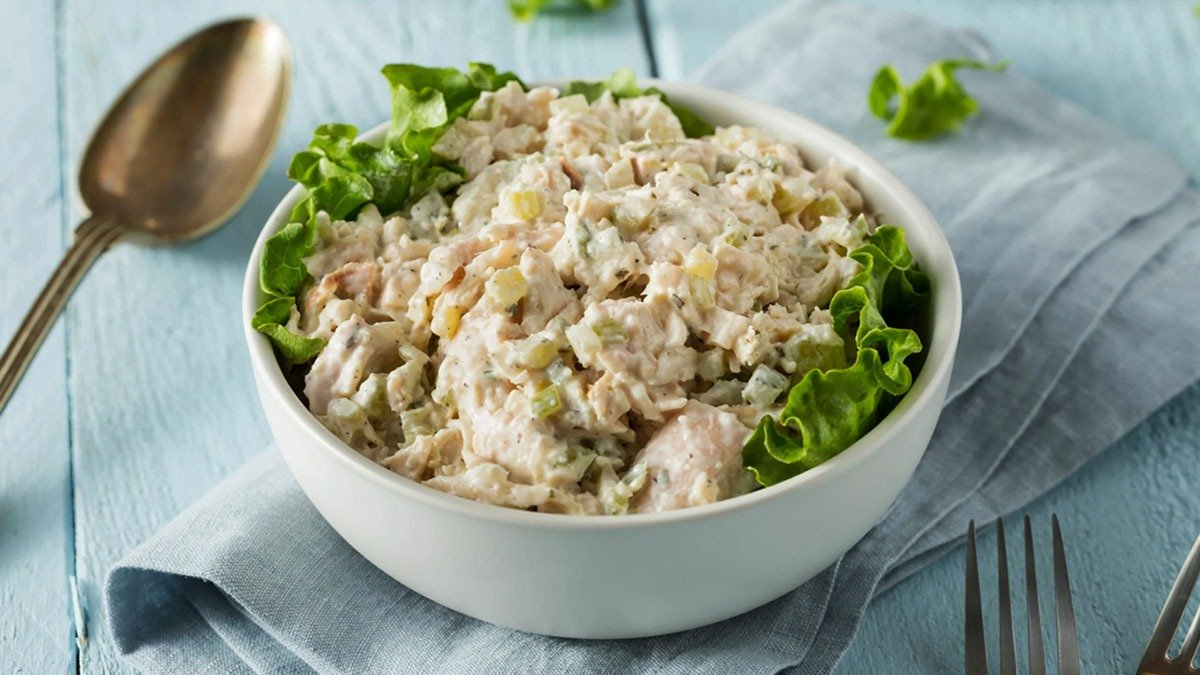 Salát pro lenochy – jemný, rychlý a neuvěřitelně chutný: nakrájet, přidat majonézu – hotovo!