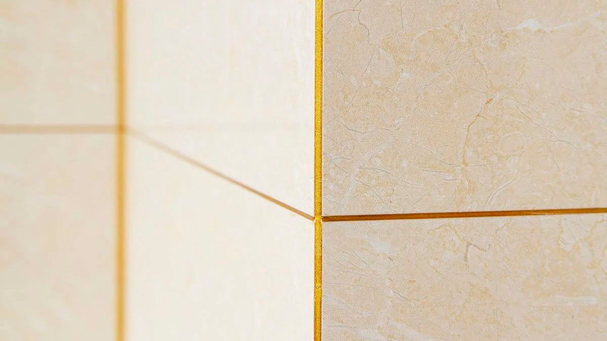 Jak efektivně vyčistit tmavé spáry v koupelně bez použití chlóru