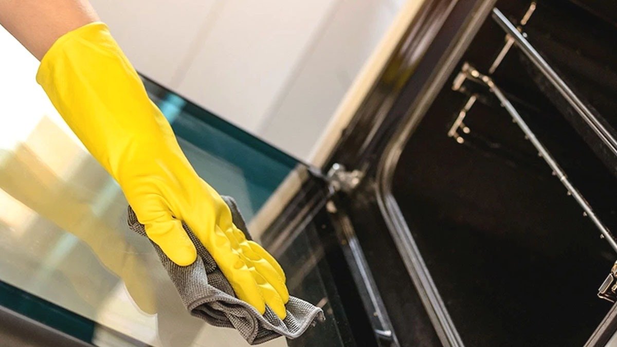 Přestaňte vyndávat sklo trouby, abyste ho vyčistili: tento malý nástroj pro kutily udělá všechnu práci za vás!