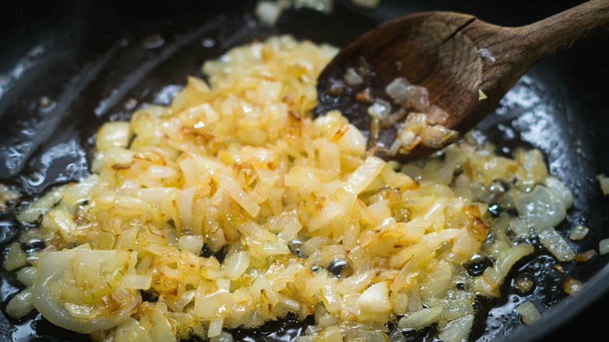 Proč byste měli cibuli před smažením obalovat v mouce: trik ze zapomenutých kuchařek 12 Proč byste měli cibuli před smažením obalovat v mouce: trik ze zapomenutých kuchařek