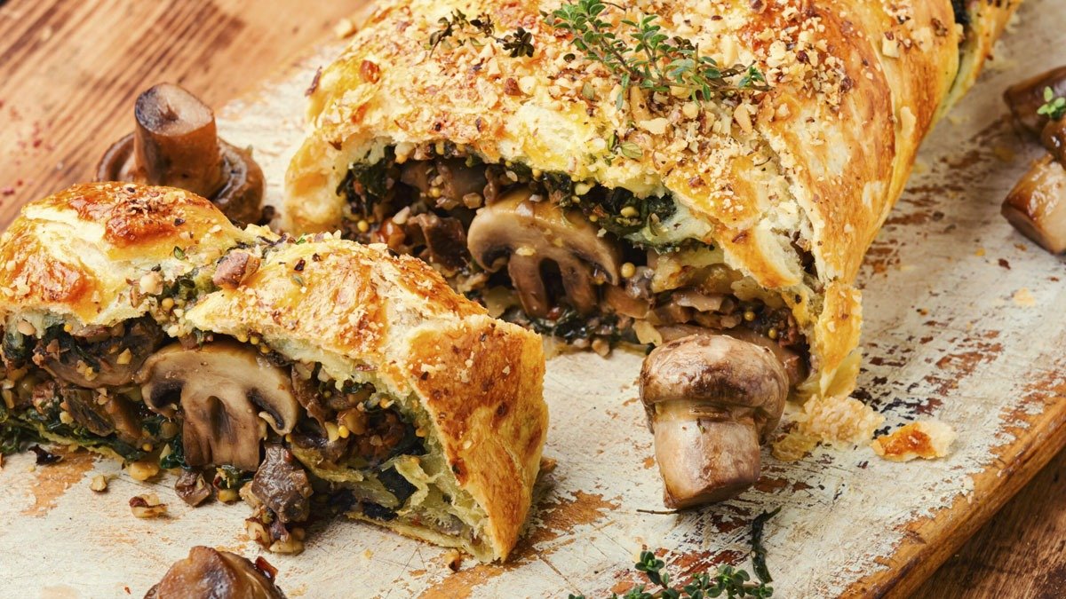Houbový štrúdl s taveným sýrem a mozzarellou – ideální k přípravě předem a s sebou