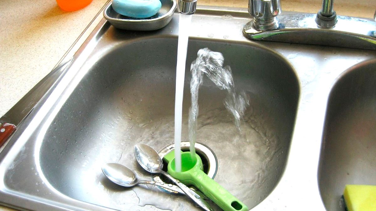 Nepotřebujete běžet do obchodu: geniální způsob, jak umýt dřez – všechno už máte doma 27 Nepotřebujete běžet do obchodu: geniální způsob, jak umýt dřez – všechno už máte doma