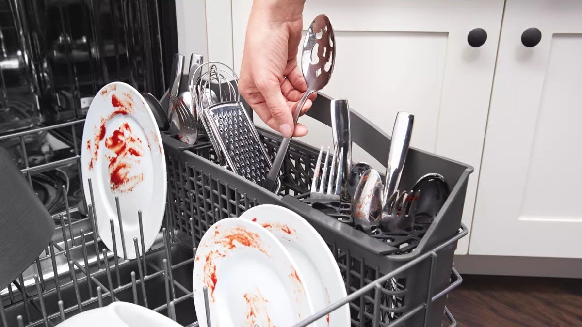 Proč byste neměli oplachovat nádobí před vložením do myčky