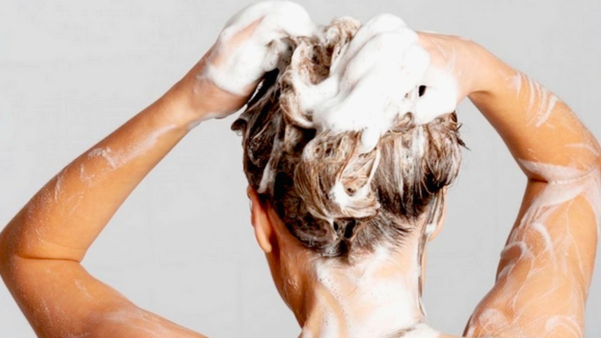 Ráno nebo večer: odborníci porovnali a odpověděli, kdy si správně mýt vlasy