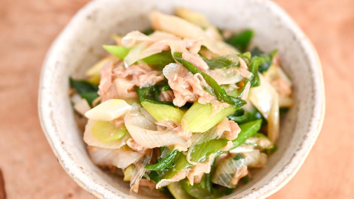 Máte jarní cibulku a konzervovaného tuňáka? Tak to musíte vyzkoušet! Jednoduchý recept jen se dvěma hlavními surovinami