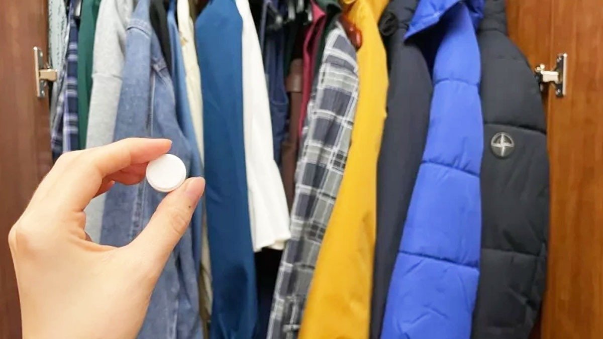 Vložím 1 tabletu do skříně a věcí provoní svěžest – ideální způsob, jak se jednou provždy zbavit zatuchlého zápachu oblečení