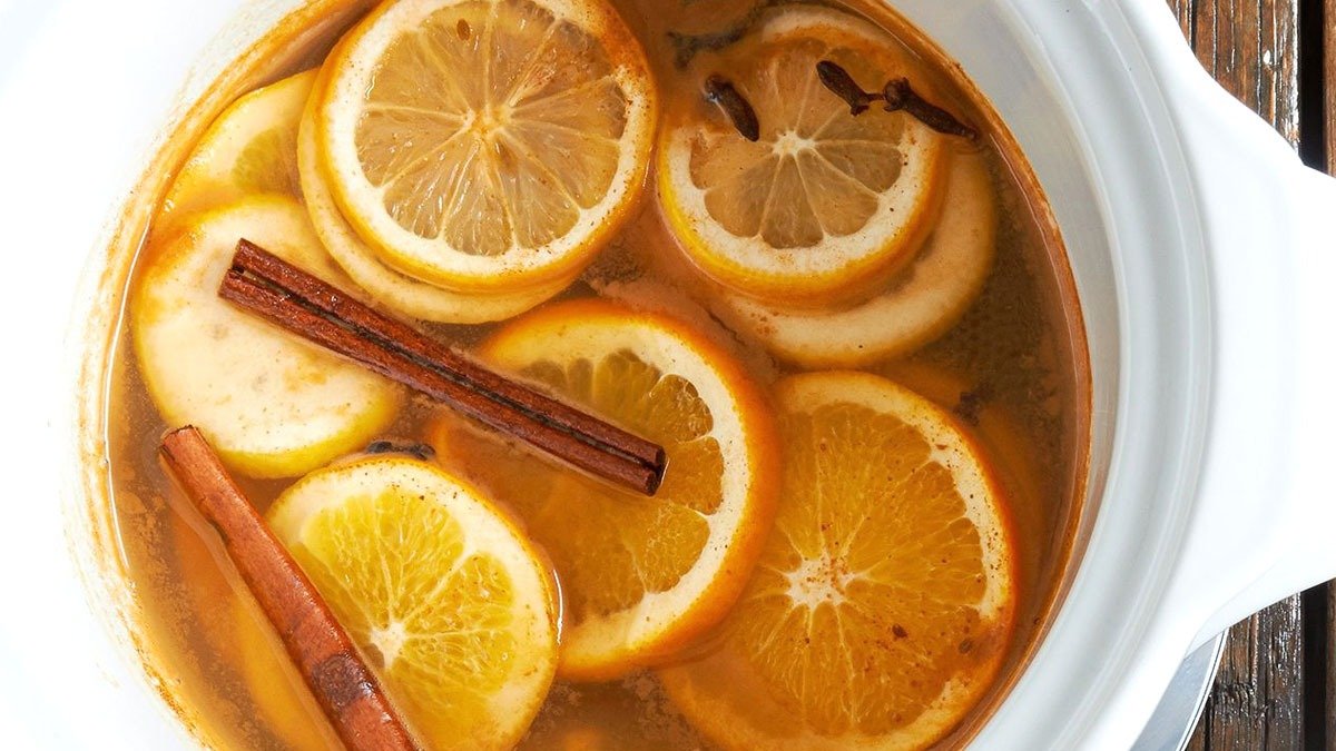 Připravte si odvar z citronové kůry, skořice a zázvoru: proč se to doporučuje a k čemu to slouží