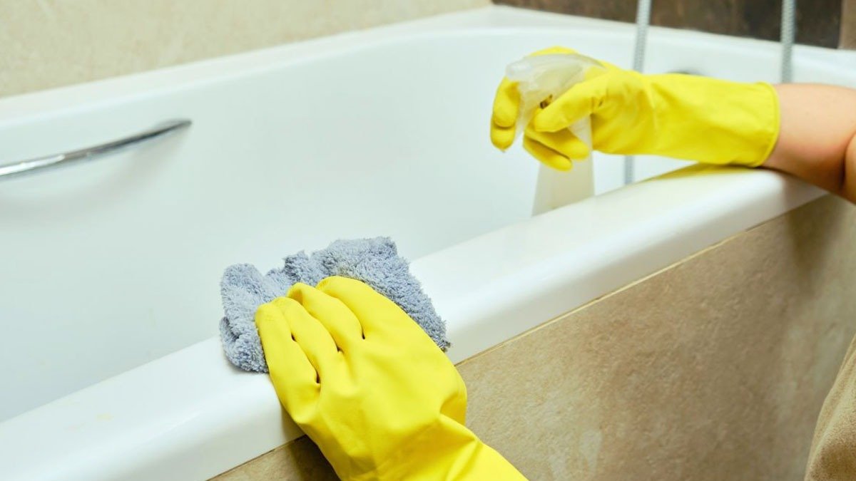 Žlutý povlak z vany zmizí za 10 minut: Pomůže roztok s levným lékem z lékárny