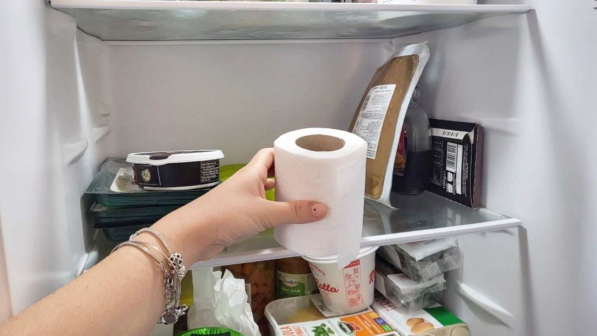 Jednoduchý domácí trik: jak se zbavit nepříjemných pachů v lednici pomocí toaletního papíru