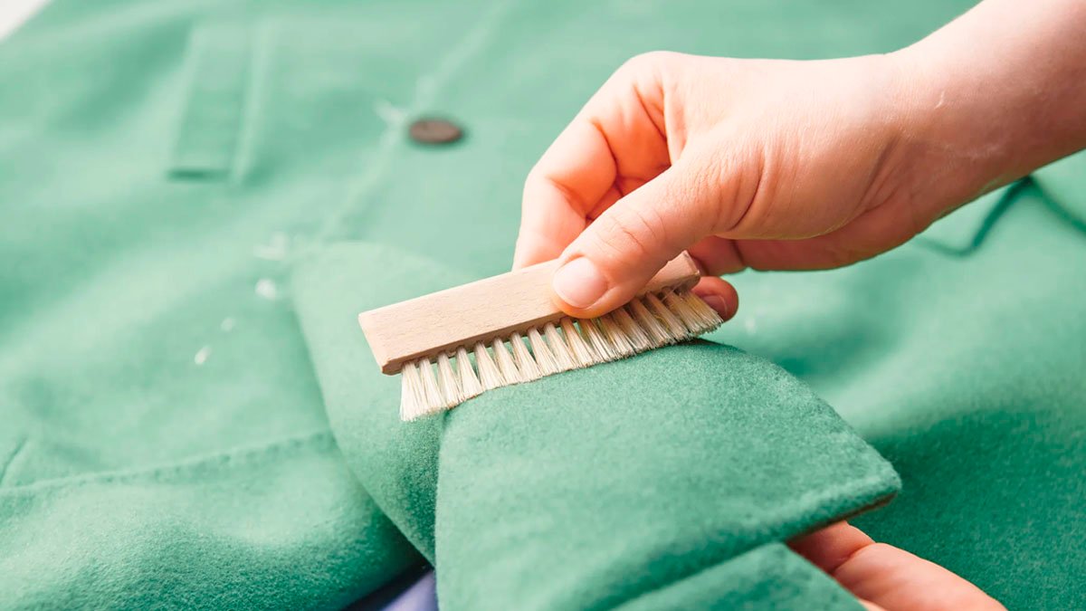 Jak vyčistit límec a manžety péřové bundy bez praní: rychlý trik – funguje za 5 minut