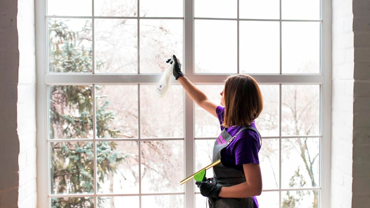 Metoda pro čištění oken bez šmouh, a to i při teplotách pod bodem mrazu