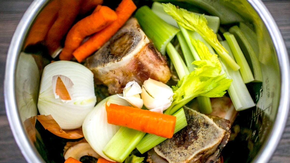 Do rosolu vždy přidávám jen 2 kusy. Polévka má hlubokou chuť a nepotřebuje žádná umělá koření