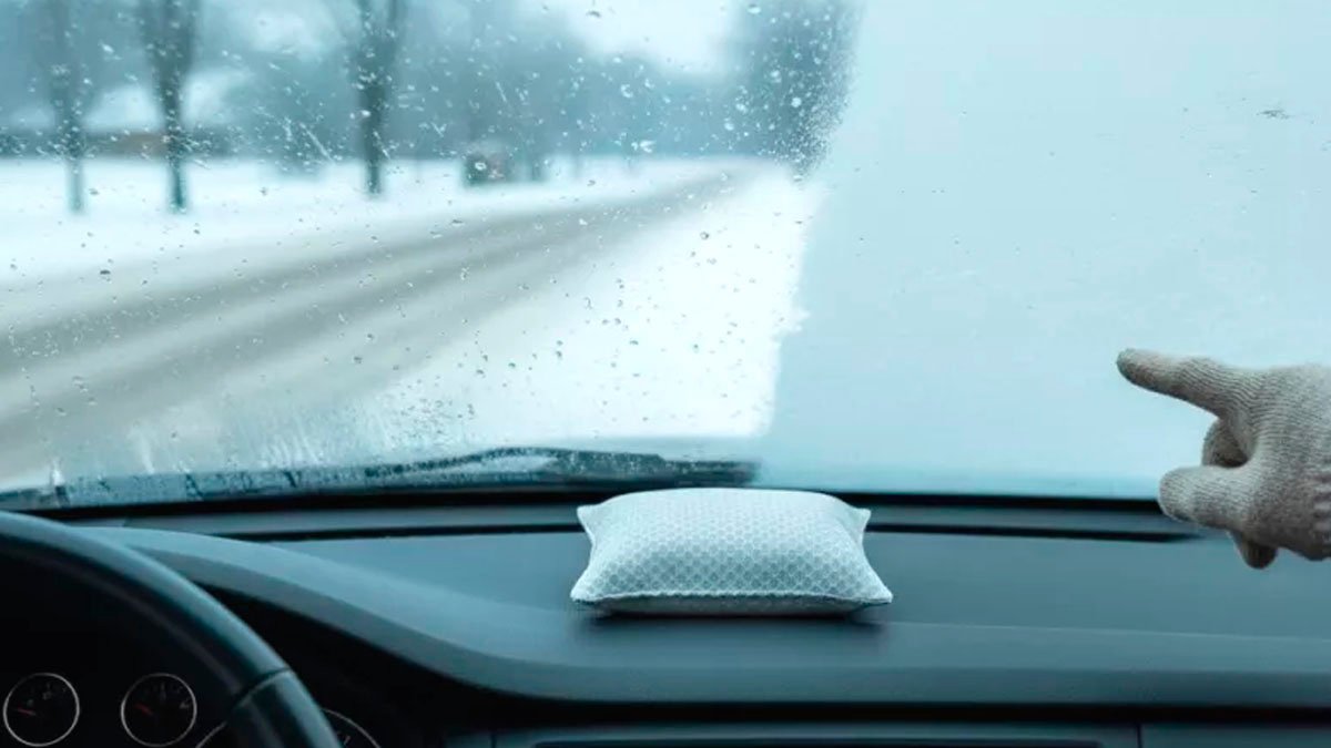 Zapomeňte na zamlžená okna: vložte pod čelní sklo tašku a jezděte pohodlně celou zimu