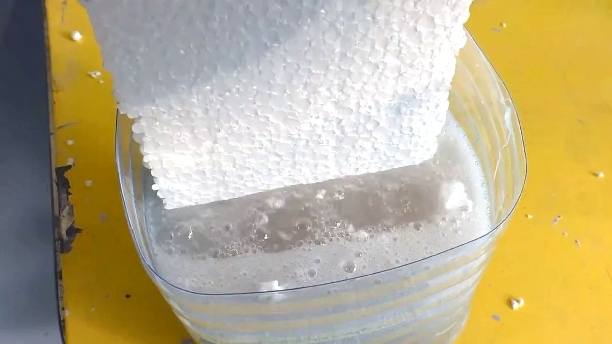 Jak vyrobit pevné lepidlo z polystyrenu bez návštěvy obchodu: přidejte aceton nebo ředidlo 1 Jak vyrobit pevné lepidlo z polystyrenu bez návštěvy obchodu: přidejte aceton nebo ředidlo