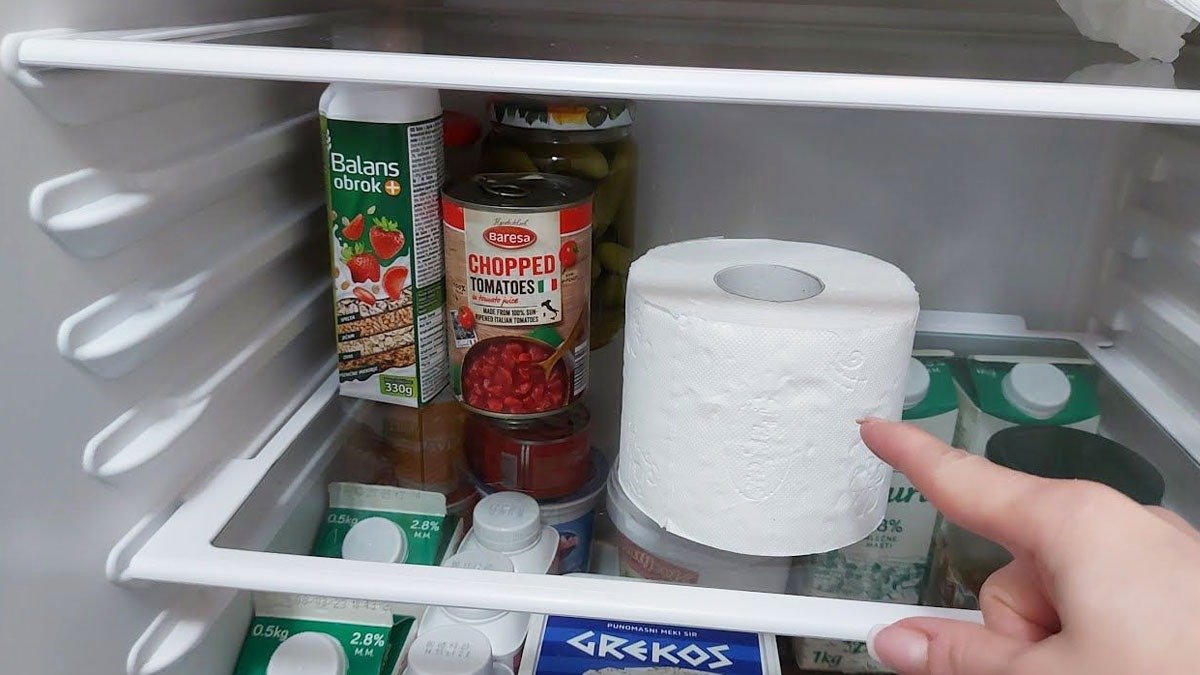 Jednoduchý domácí trik: jak se zbavit nepříjemných pachů v lednici pomocí toaletního papíru