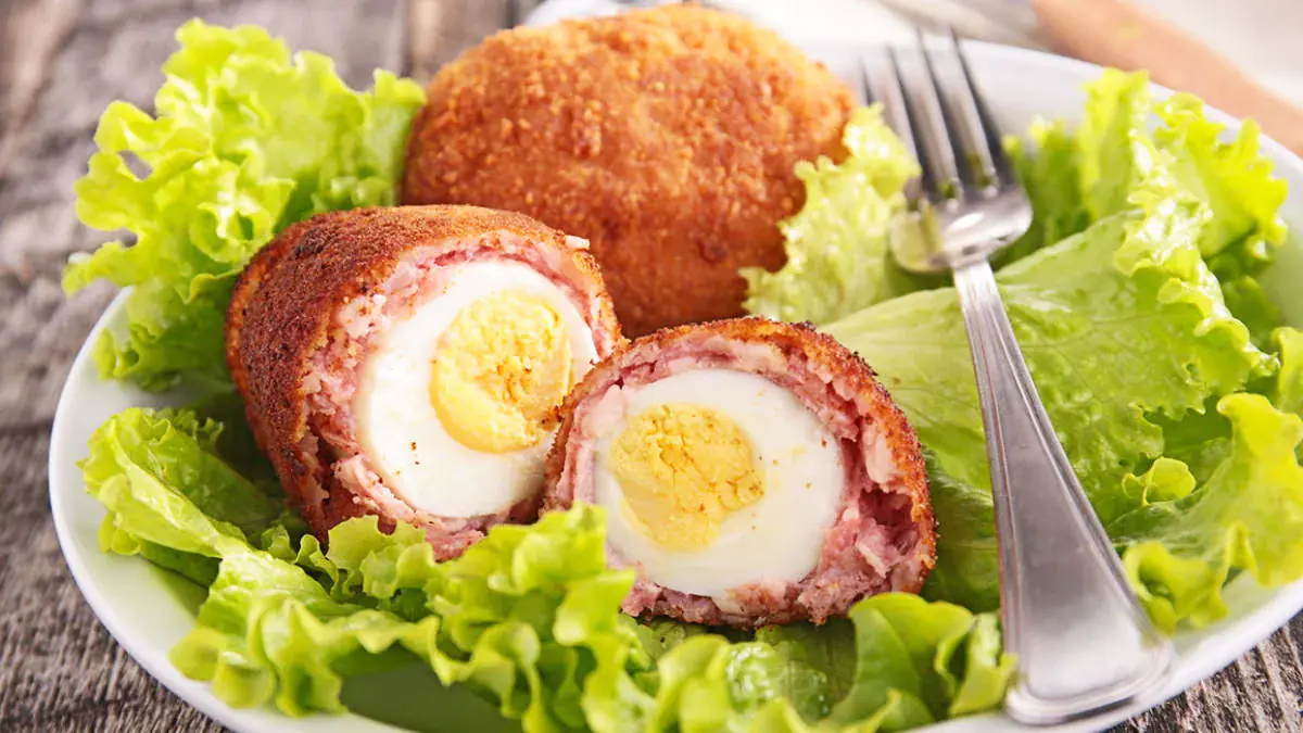 Obaluji vejce do masa a házím je na pánev. Stokrát lepší než masové kuličky z mletého masa