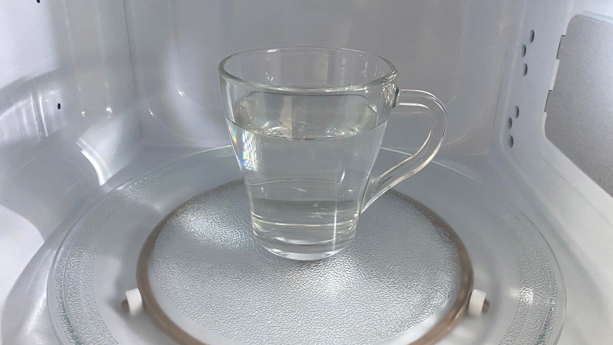 Málo kdo to ví, ale ohřívání vody nebo mléka v mikrovlnce může být nevhodné