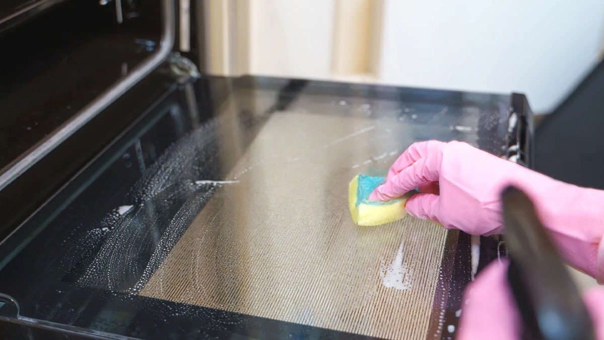 Přestaňte vyndávat sklo trouby, abyste ho vyčistili: tento malý nástroj pro kutily udělá všechnu práci za vás! 2 Přestaňte vyndávat sklo trouby, abyste ho vyčistili: tento malý nástroj pro kutily udělá všechnu práci za vás!