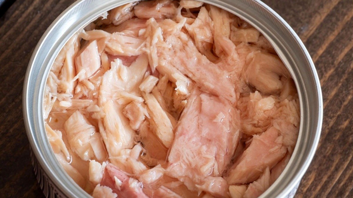 Máte jarní cibulku a konzervovaného tuňáka? Tak to musíte vyzkoušet! Jednoduchý recept jen se dvěma hlavními surovinami