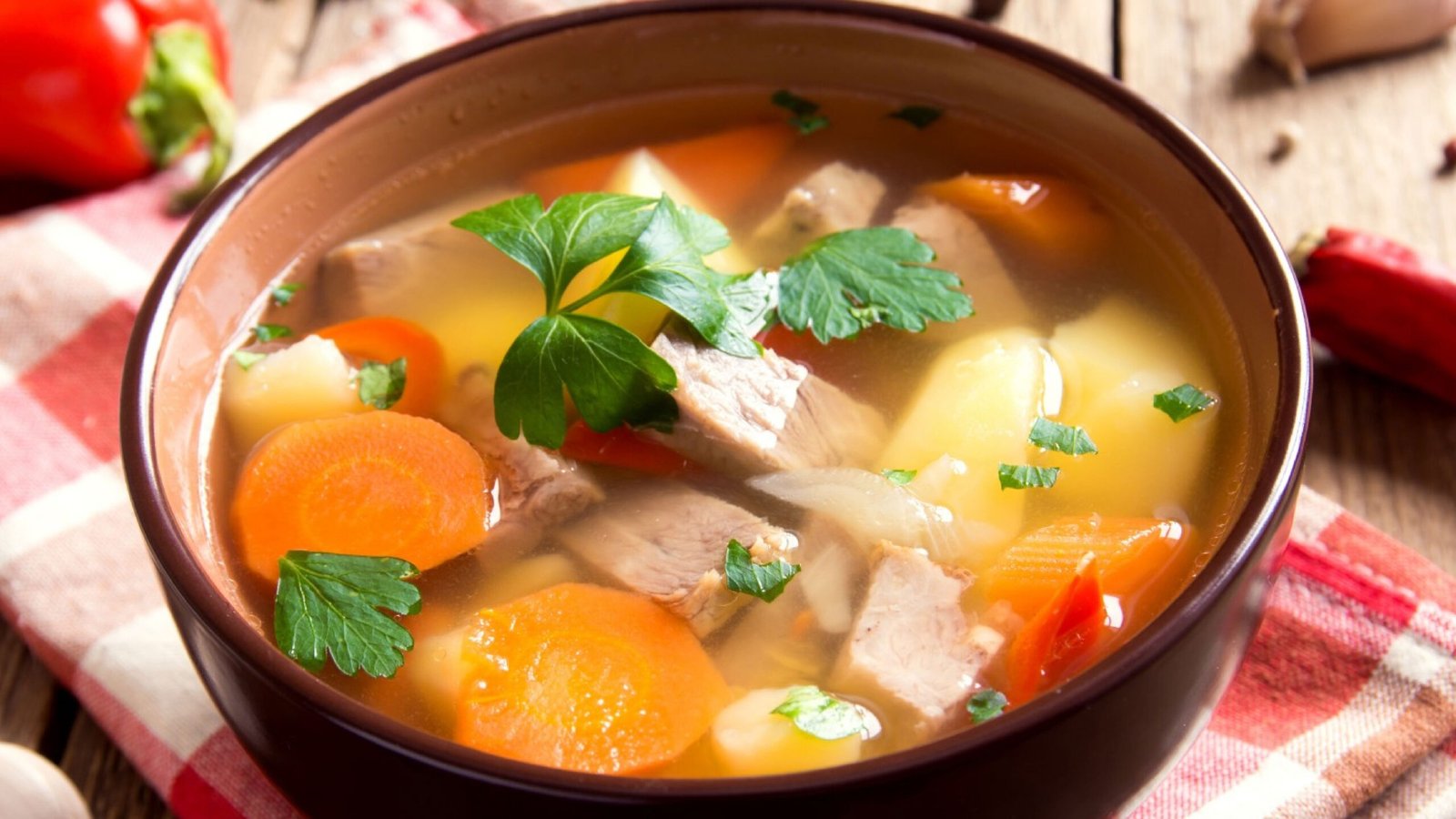 Do rosolu vždy přidávám jen 2 kusy. Polévka má hlubokou chuť a nepotřebuje žádná umělá koření