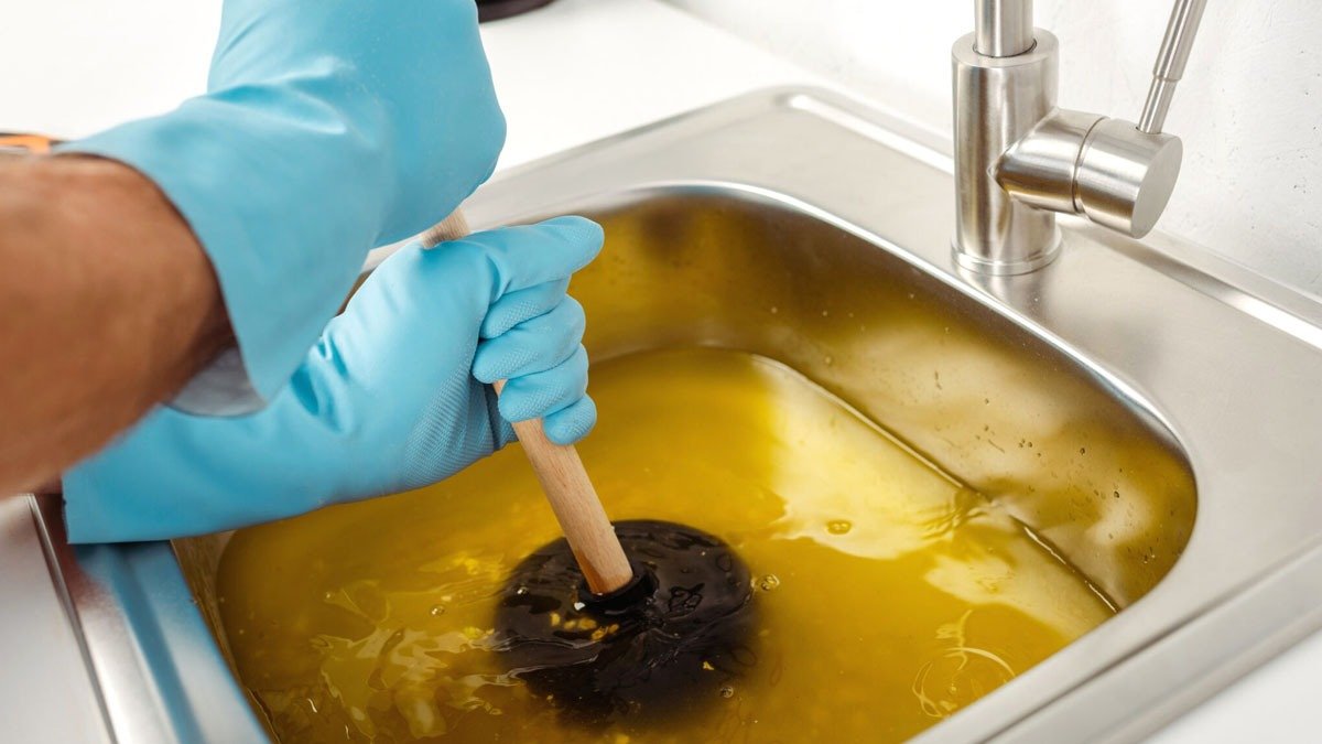Místo přípravku na čištění odpadu: tento domácí prostředek okamžitě uvolní ucpaný odtok