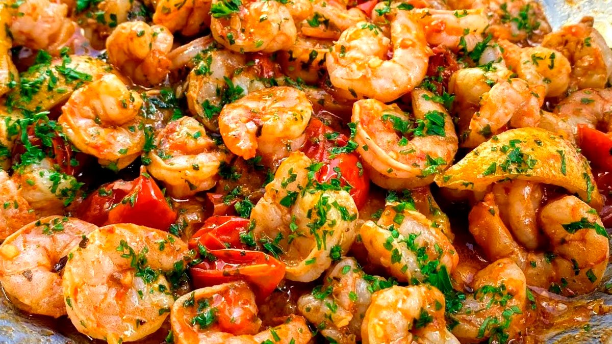 Nejlepší předkrm na novoroční večeři se připravuje z jednoho rajčete, jedné cibule a hrsti krevet