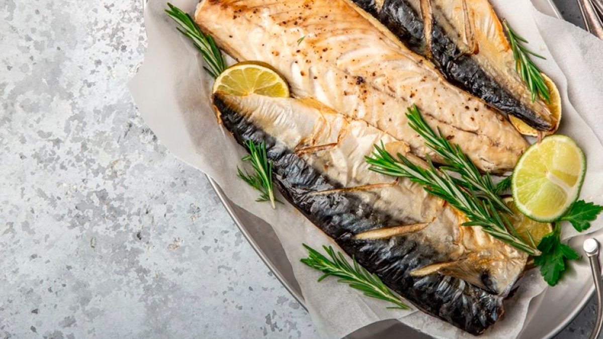 Makrelu dám do lahve a za dvě hodiny podávám rybu s vůní táboráku, bez udírny a zápachu kouře v bytě