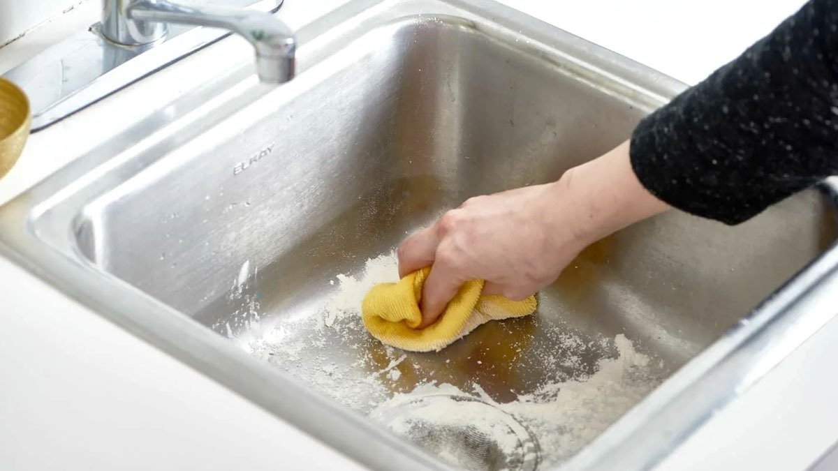 Nepotřebujete běžet do obchodu: geniální způsob, jak umýt dřez – všechno už máte doma 2 Nepotřebujete běžet do obchodu: geniální způsob, jak umýt dřez – všechno už máte doma