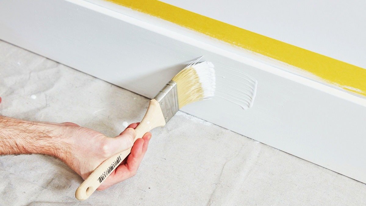 Malování soklů: Zapomeňte na malířskou pásku — tento obyčejný kancelářský papír zachrání vaši podlahu