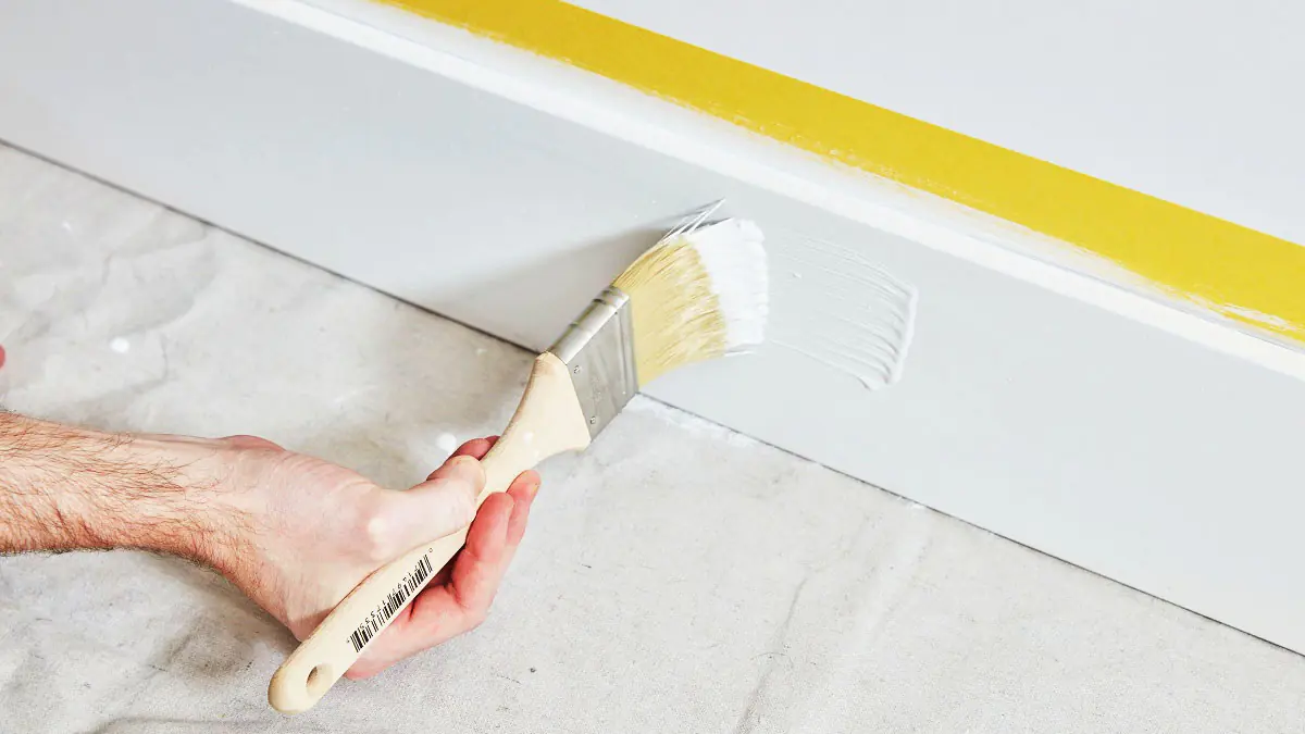 Malování soklů: Zapomeňte na malířskou pásku — tento obyčejný kancelářský papír zachrání vaši podlahu